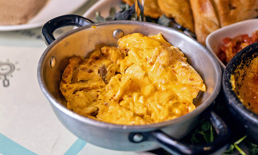Sabrosos Huevos revueltos con chicharr�n - Chilean Brunch
