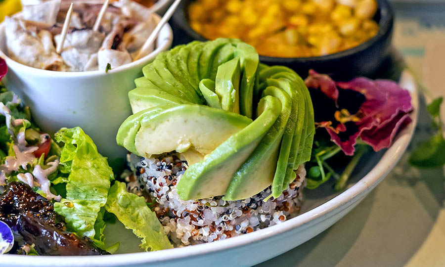 Timbal de quinoa con palta laminada - Chilean Brunch