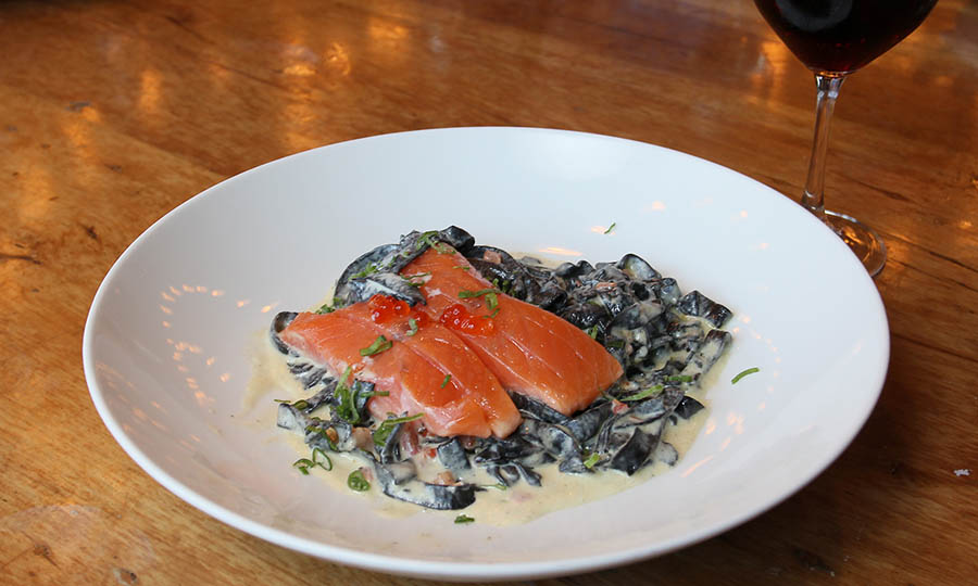 Acierto de Fetuccini con tintas calamar y sashimi de salm�n 