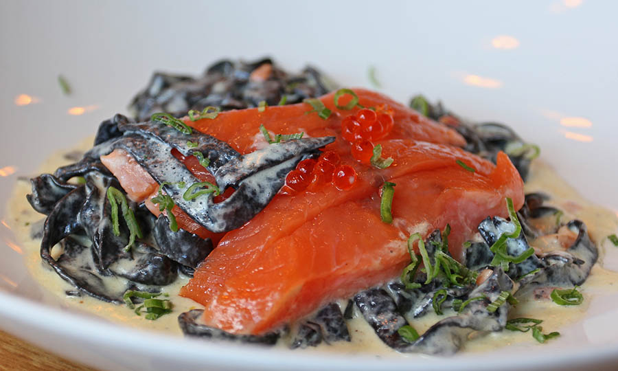 Acierto de Fetuccini con tintas calamar y sashimi de salm�n  - Barrica 94 Los Trapenses