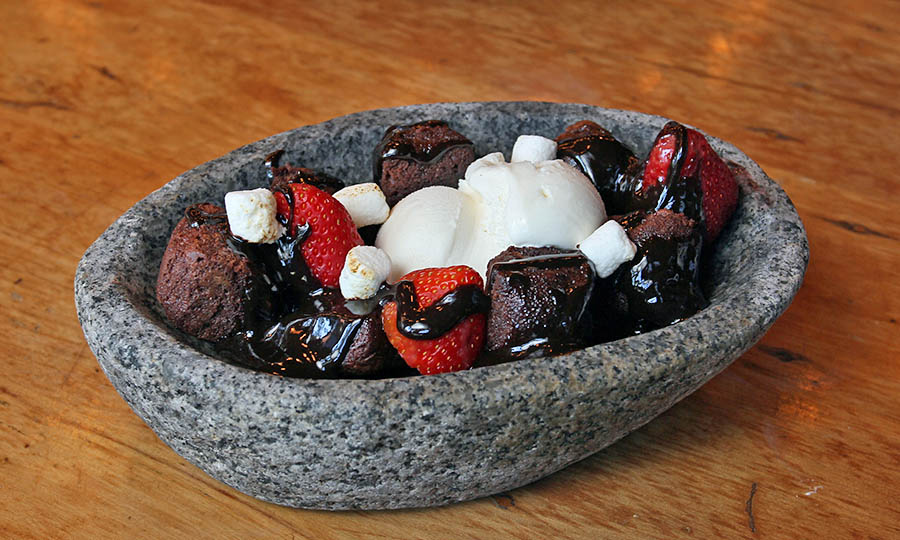 Mini brownies con salsa de nutella y helado - Barrica 94 Los Trapenses