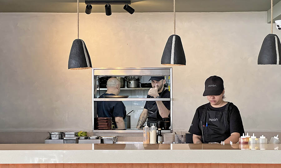 La cocina y barra de montaje de Ronda - Ronda Restaurante