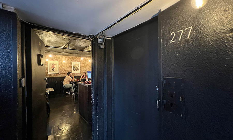 El acceso al interior de Jos� Ram�n 277