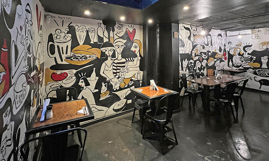 El sal�n con mural de Antonia Boza en Jos� Ram�n 277