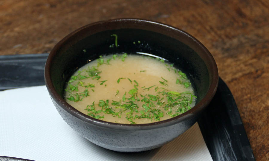 El caldo de hueso que acompaña los platos - Chancho N�1 - MUT