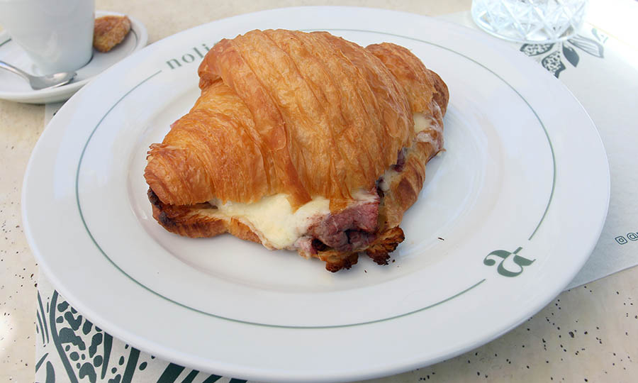 Croissant queso pastrami casero - Nolia