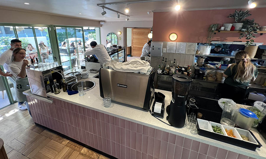 Zona de cafeter�a y servicio - Nolia