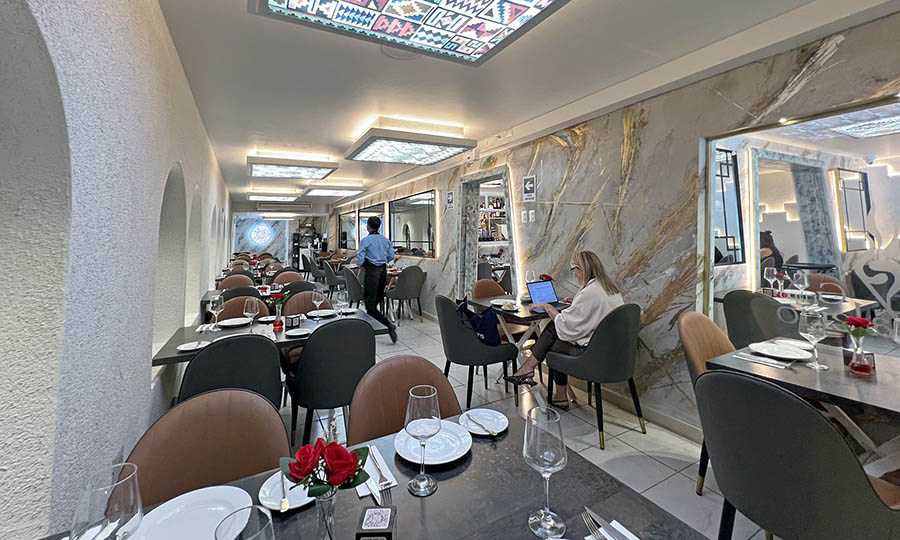 El largo sal�n interior del restaurante Machu Pichu