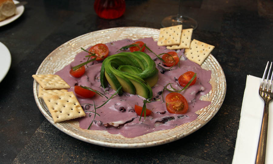 Tiradito de pulpo al olivo