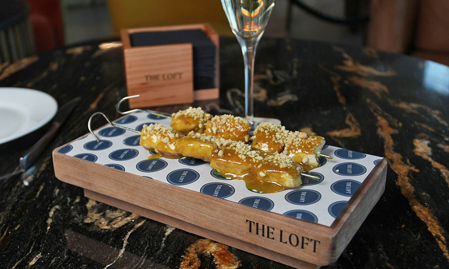 Brochetas de pollo satay - The Loft Santiago