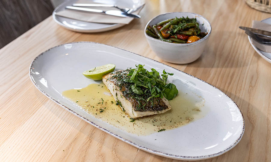 Merluza austral meuniere con porotos verdes mediterraneos