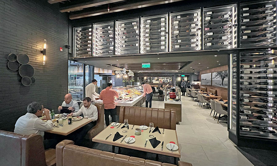 El sal�n principal de Fogo de Chao con la cava