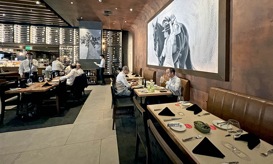 El sal�n principal de Fogo de Chao con la cava - Fogo de Chao