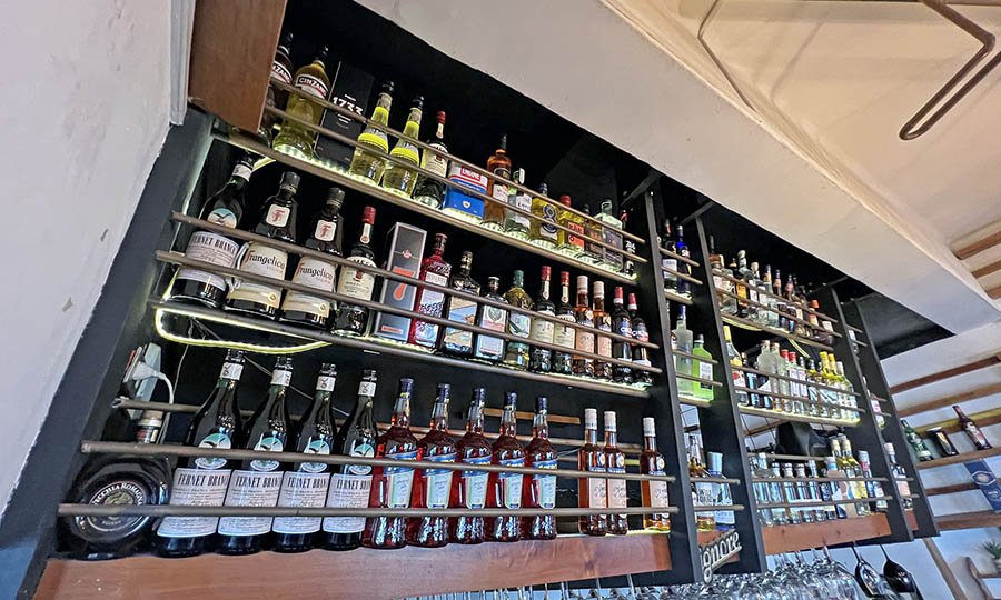 El bar de Signore en el primer piso - Signore Pizza