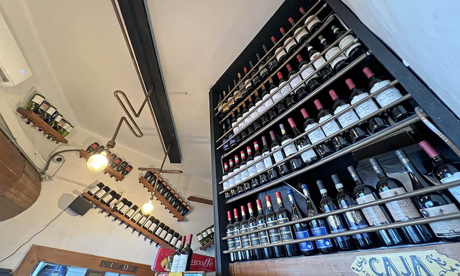 El bar de Signore en el primer piso - Signore Pizza