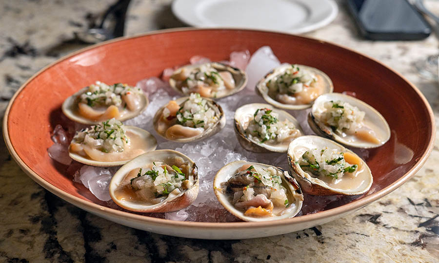 Almejas en salsa verde y piure - Make Make Restaurant