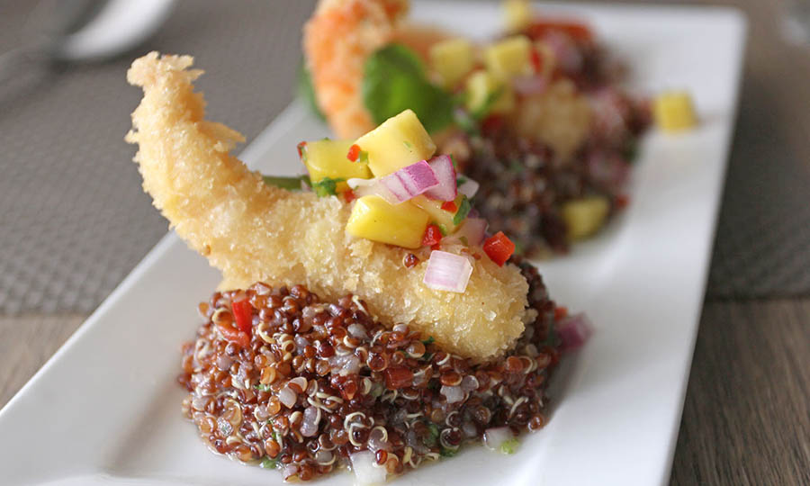 Camarones en panko sobre quinua