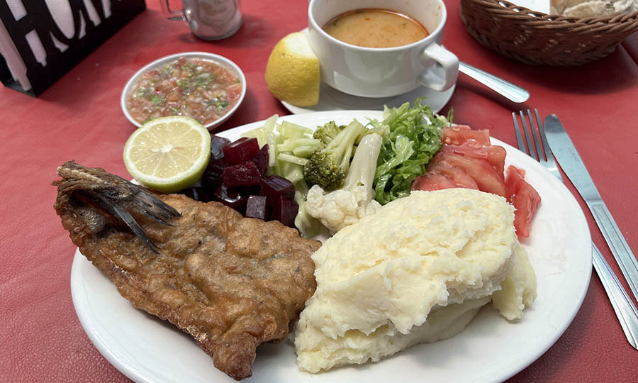 Evocadora Merluza frita con pur� y ensalada - Valpara�so Puerto en Los Andes