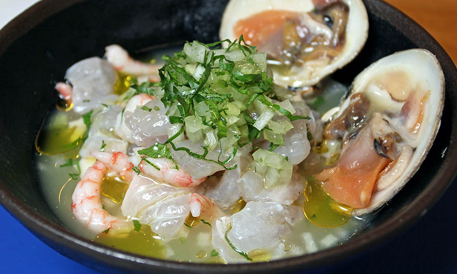 Glorioso Ceviche mixto chileno de corvina, locos y camarones - Caleta de Locos