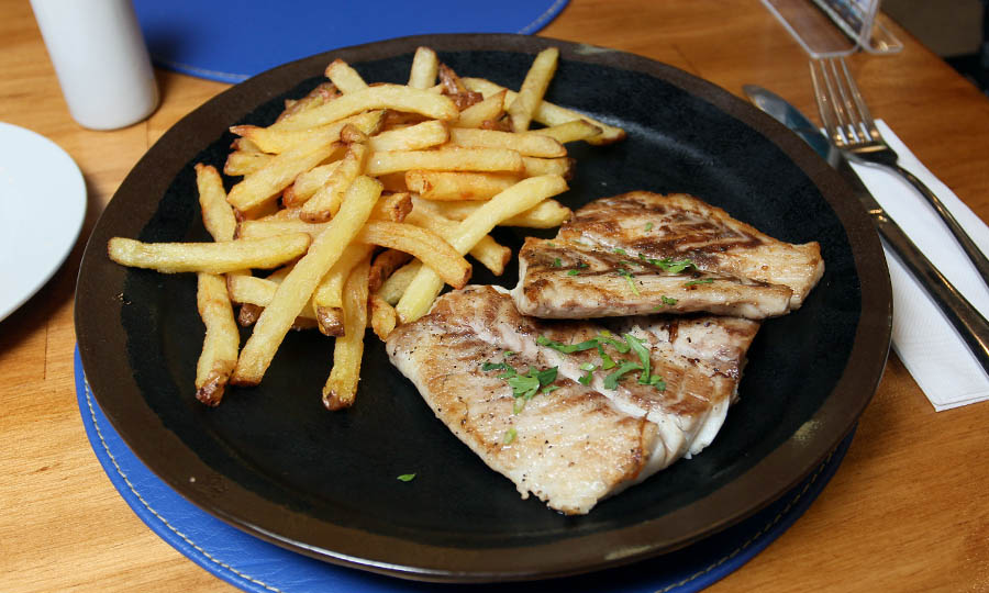 Evocador r�balo a la plancha con papas fritas de acompañamiento