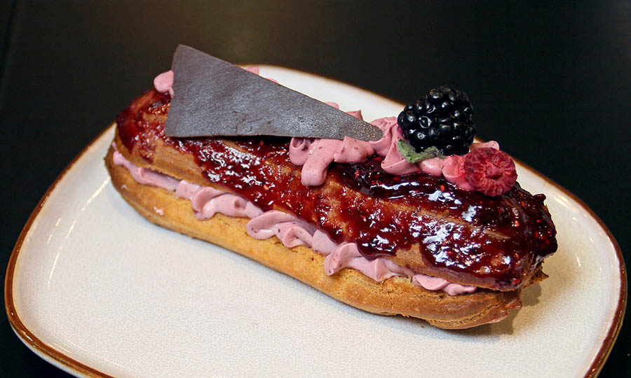 Eclair de frutos rojos