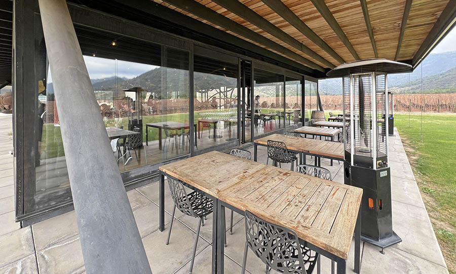 La terraza posterior de Pavilion en Viña VIK