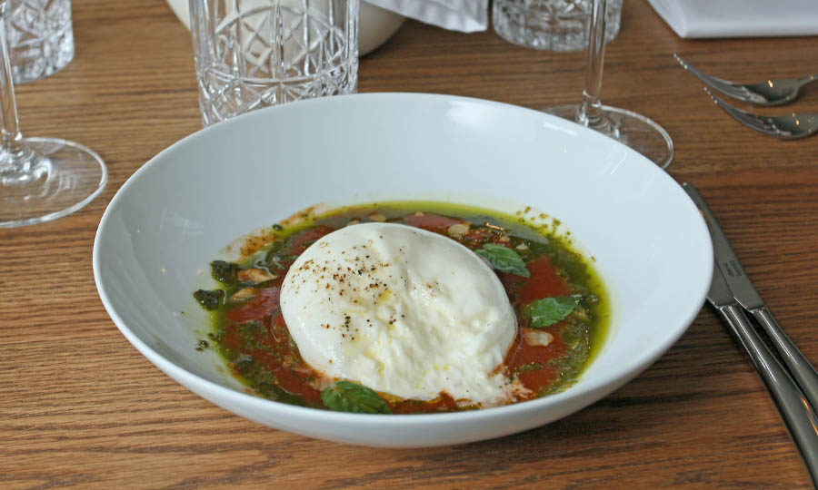 Burrata en salsa tibia de tomates y pesto - Chiuso