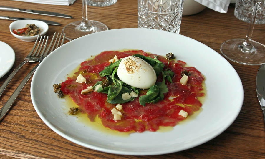 Carpaccio de vacuno con huevo mollet - Chiuso