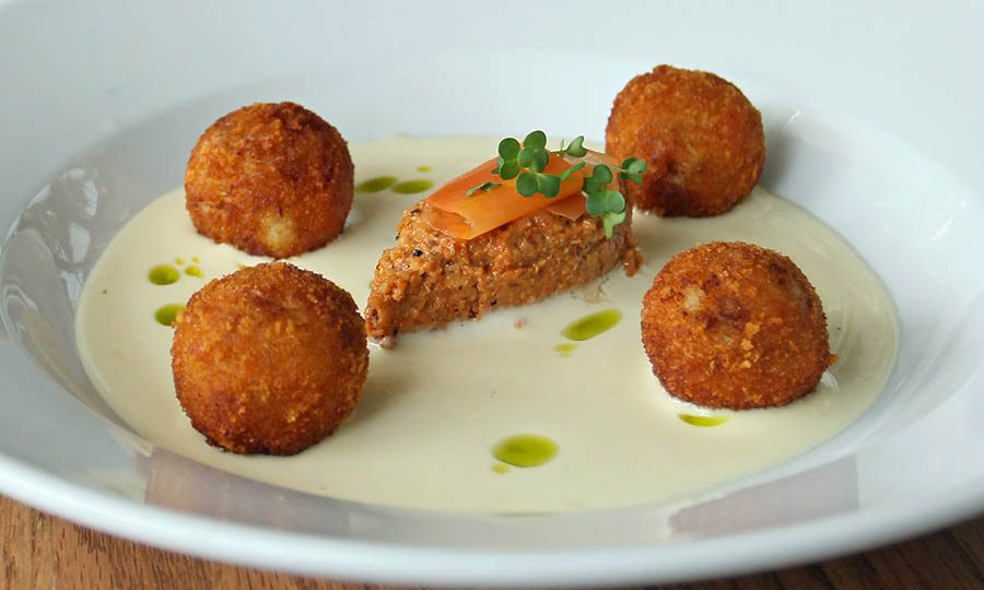 Croquetas de conejo con alioli y romesco - Chiuso