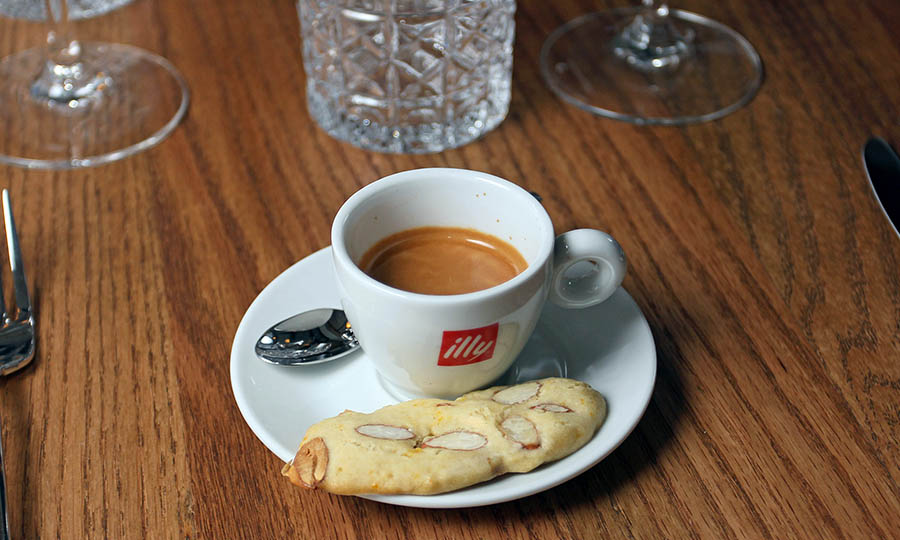 Un espreso italiano con una galleta deliciosa - Chiuso