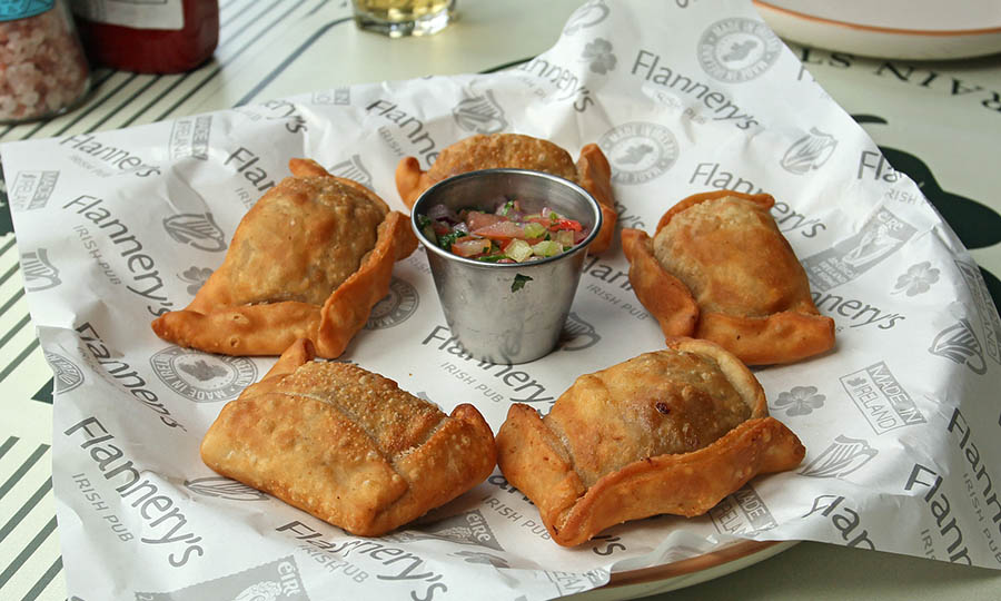 Empanaditas de Aligot con cordero - Flannerys Train Station - La Dehesa