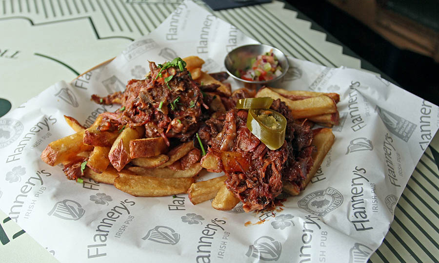 Loaded fries de cerdo y cordero - Flannerys Train Station - La Dehesa