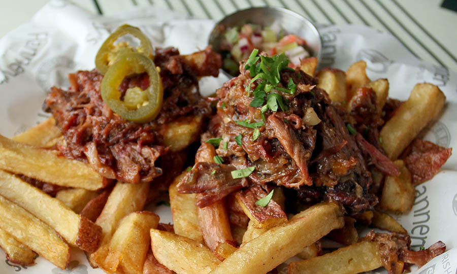 Loaded fries de cerdo y cordero - Flannerys Train Station - La Dehesa