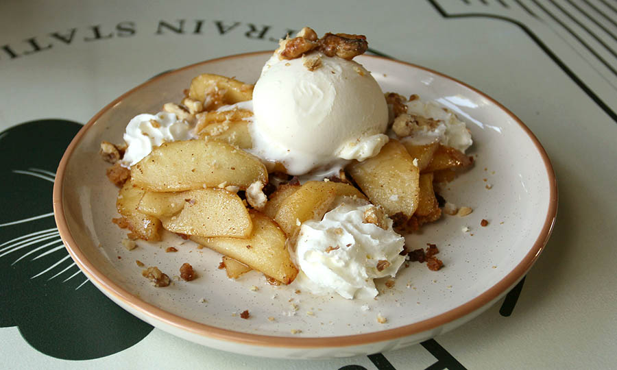 Apple crumble - Flannerys Train Station - La Dehesa