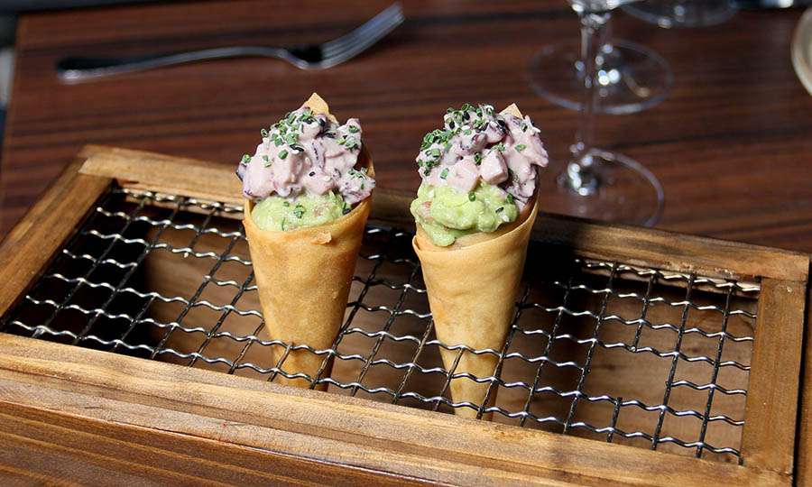 Conos de palta y pulpo 