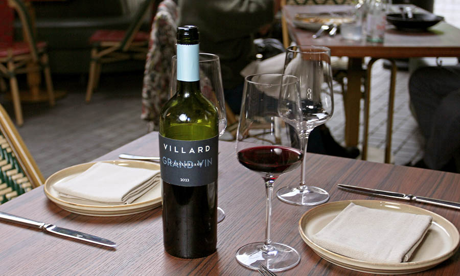 El servicio de vinos de Ger�nimo Santiago
