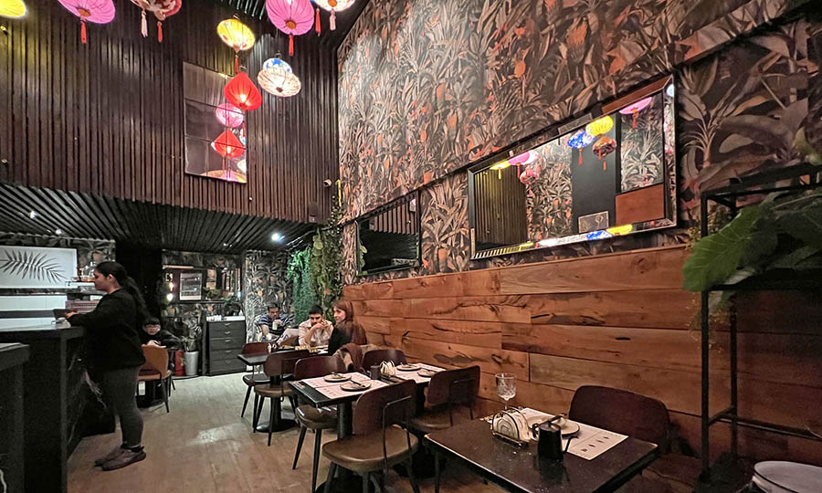 El salón interior de Doga Sushi Nikkei