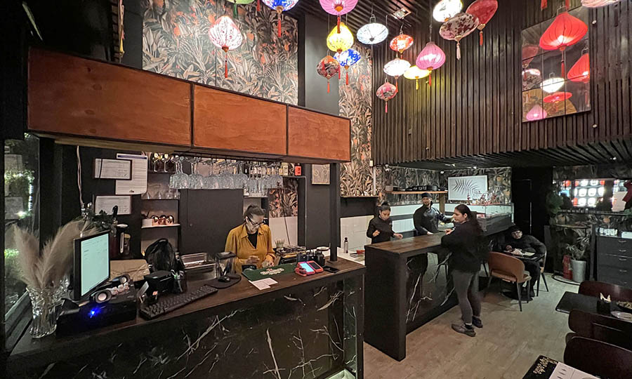 El salón interior de Doga Sushi Nikkei