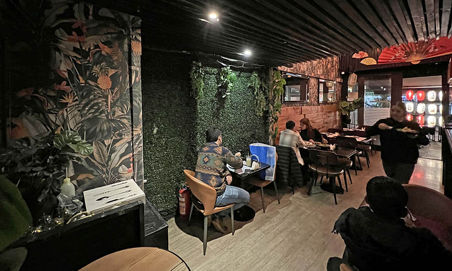 El salón interior de Doga Sushi Nikkei