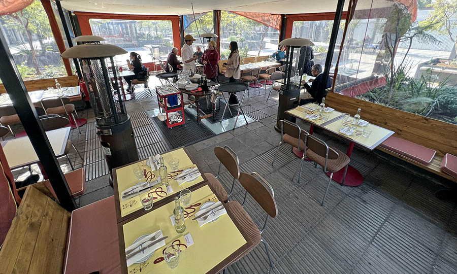 La amplia terraza lateral de Gino Lautaro