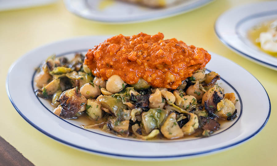 Antipasti: Garbanzos con bruselas - Gino Lautaro