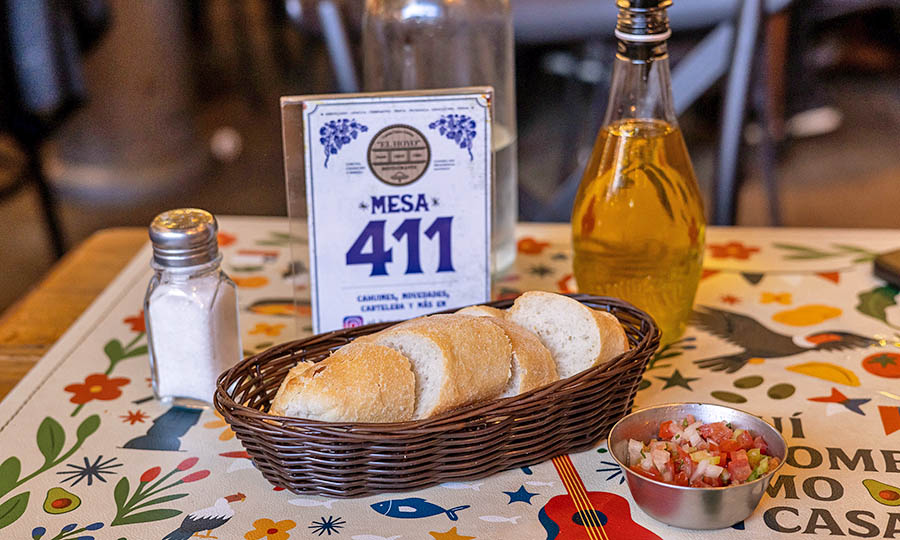 Su marraqueta con pebre para empezar