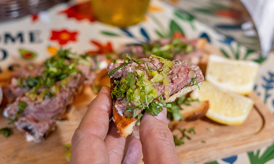 Medio crudo de vacuno al canap�  - El Hoyo - Barrio Italia