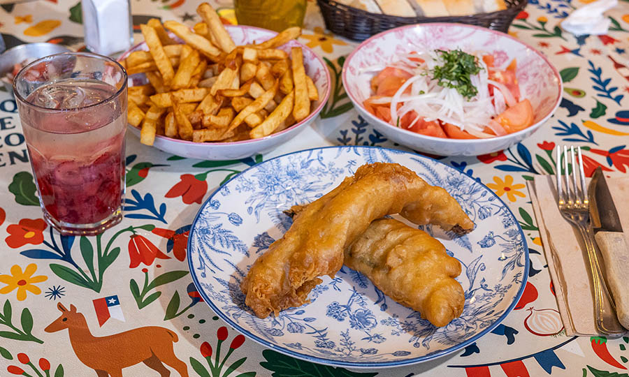 Merluza Frita, con chilena y papas fritas de acompañamiento