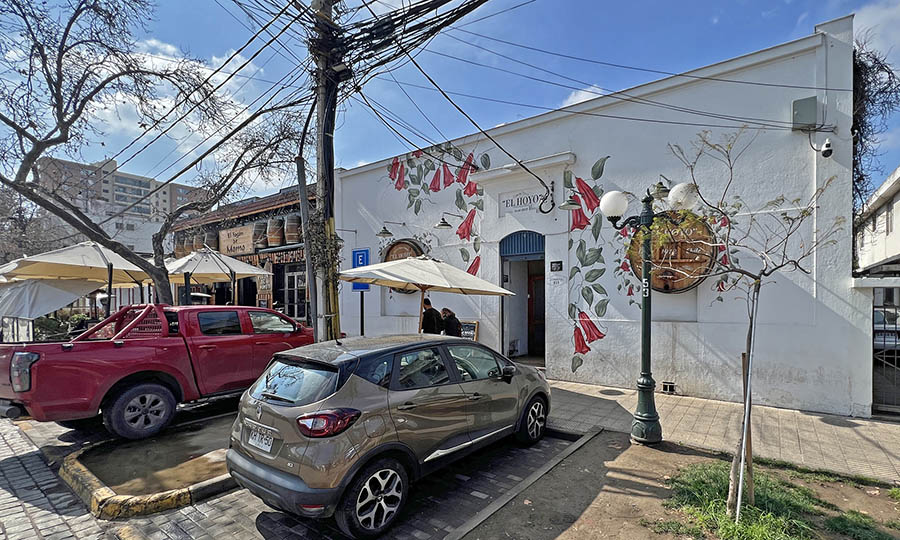 Fachada del restaurante El Hoyo en Barrio Italia