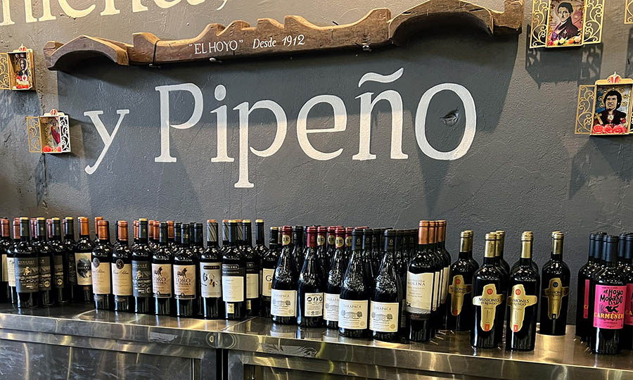 Barra de vinos populares en El Hoyo