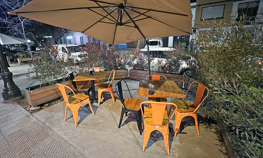 La terraza de Kufu por calle Condell