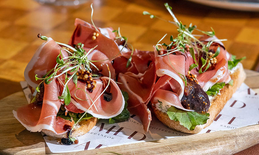 Bruschetta de jam�n serrano e higos - Caf� Med Marriott