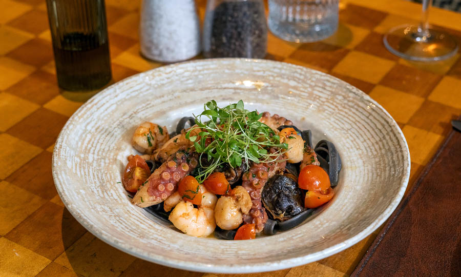 Tagliatelle negro con mariscos al pil pil - Caf� Med Marriott