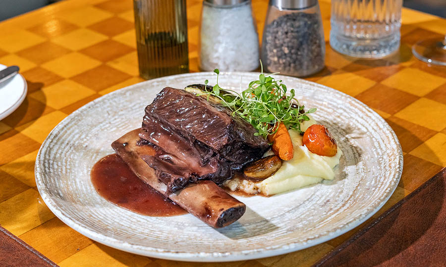 Asado de tira en cocci�n lenta con pur� - Caf� Med Marriott